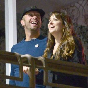 Chris Martin spiega come un’idea di Dakota Johnson abbia reso più inclusivi i Coldplay