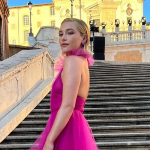 Florence Pugh difesa da Regé-Jean Page dopo i commenti ricevuti alla sfilata di Valentino: “Cosa c’è di così scioccante?”