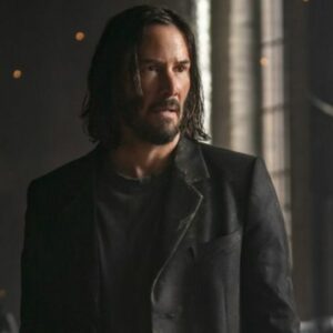 Keanu Reeves, l’attore debutta con un nuovo look nelle foto dal set del suo prossimo film