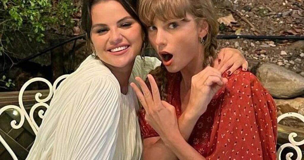 Selena Gomez compie trent'anni, festeggia con Taylor Swift e rivela: ''Negli ultimi anni ho vissuto momenti belli ma anche dolorosi'' 1 Selena Gomez compie trent'anni, festeggia con Taylor Swift e rivela: ''Negli ultimi anni ho vissuto momenti belli ma anche dolorosi''