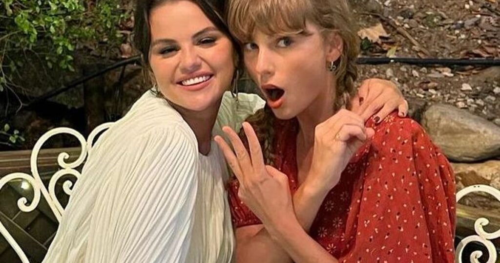 Selena Gomez compie trent'anni, festeggia con Taylor Swift e rivela: ''Negli ultimi anni ho vissuto momenti belli ma anche dolorosi''