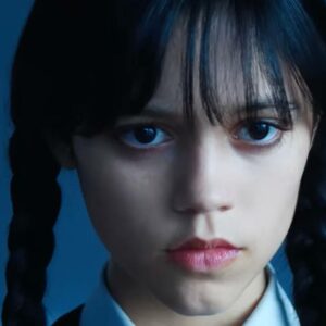 Jenna Ortega e Tim Burton ci portano alla scoperta del personaggio di Mercoledì Addams in una nuova featurette con immagini esclusive! [VIDEO]