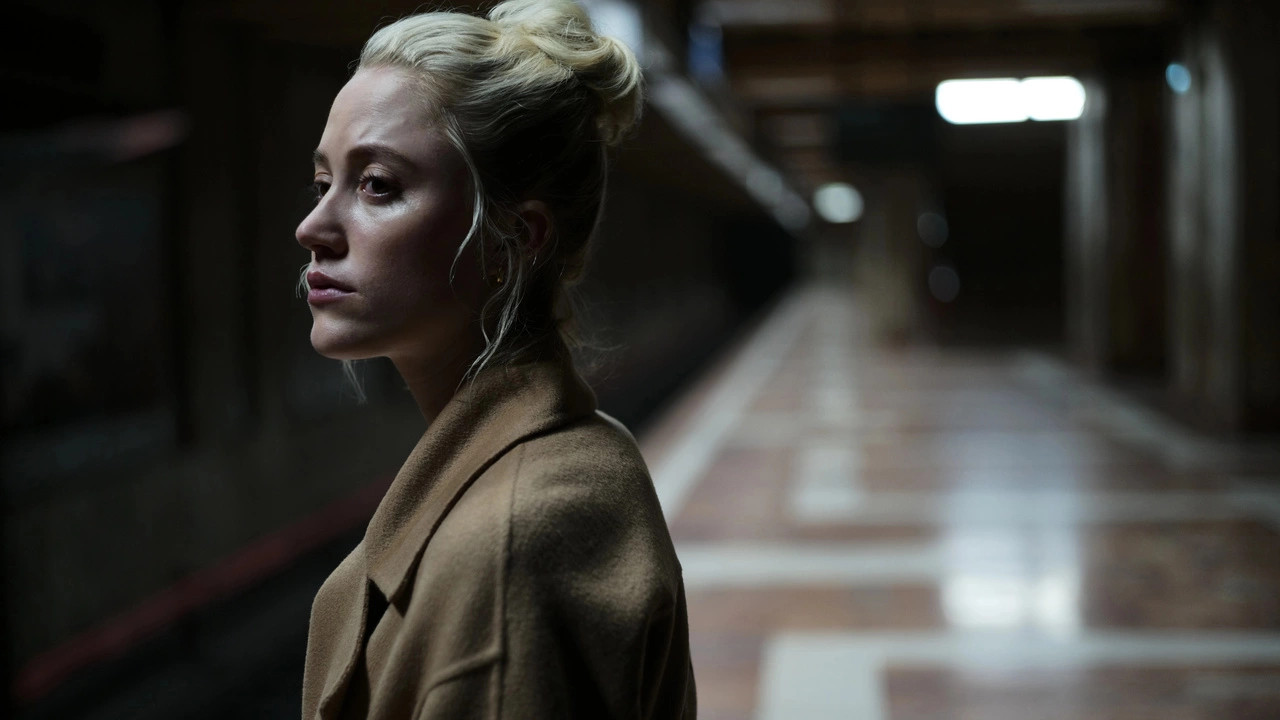 Watcher: l'angosciante trailer del thriller con Maika Monroe 1 watcher trailer
