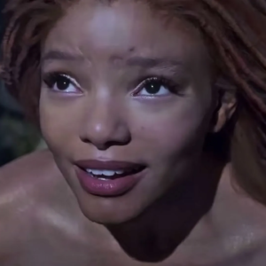 La Sirenetta: assieme al nuovo poster del film con Halle Bailey arriva anche un importante cambiamento per Ariel