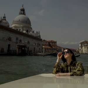 Venezia 2022: Melania Dalla Costa arriva alla Mostra Internazionale d’Arte Cinematografica e incanta il pubblico