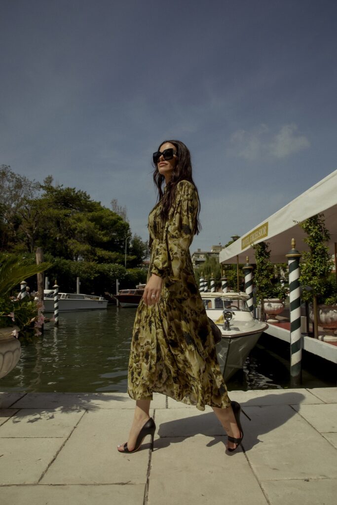 Venezia 2022: Melania Dalla Costa arriva alla Mostra Internazionale d'Arte Cinematografica e incanta il pubblico 1 Venezia 2022: Melania Dalla Costa arriva alla Mostra Internazionale d'Arte Cinematografica e incanta il pubblico