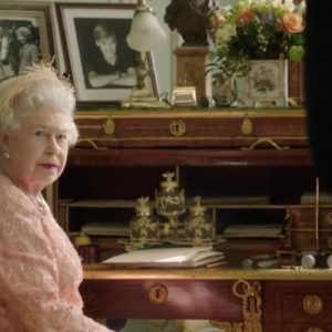Elisabetta II un’icona pop – Quella volta in cui la Regina d’Inghilterra si buttò con il paracadute al fianco di James Bond