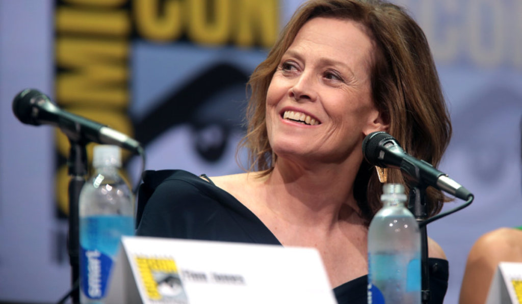 Venezia 81: Sigourney Weaver piange dopo che un reporter collega Ripley di “Alien” a Kamala Harris, “Pensare che il mio lavoro possa avere a che fare con la sua ascesa mi rende felice”