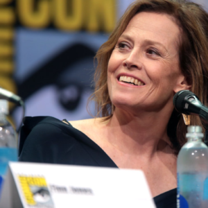 Venezia 81: Sigourney Weaver piange dopo che un reporter collega Ripley di “Alien” a Kamala Harris, “Pensare che il mio lavoro possa avere a che fare con la sua ascesa mi rende felice”