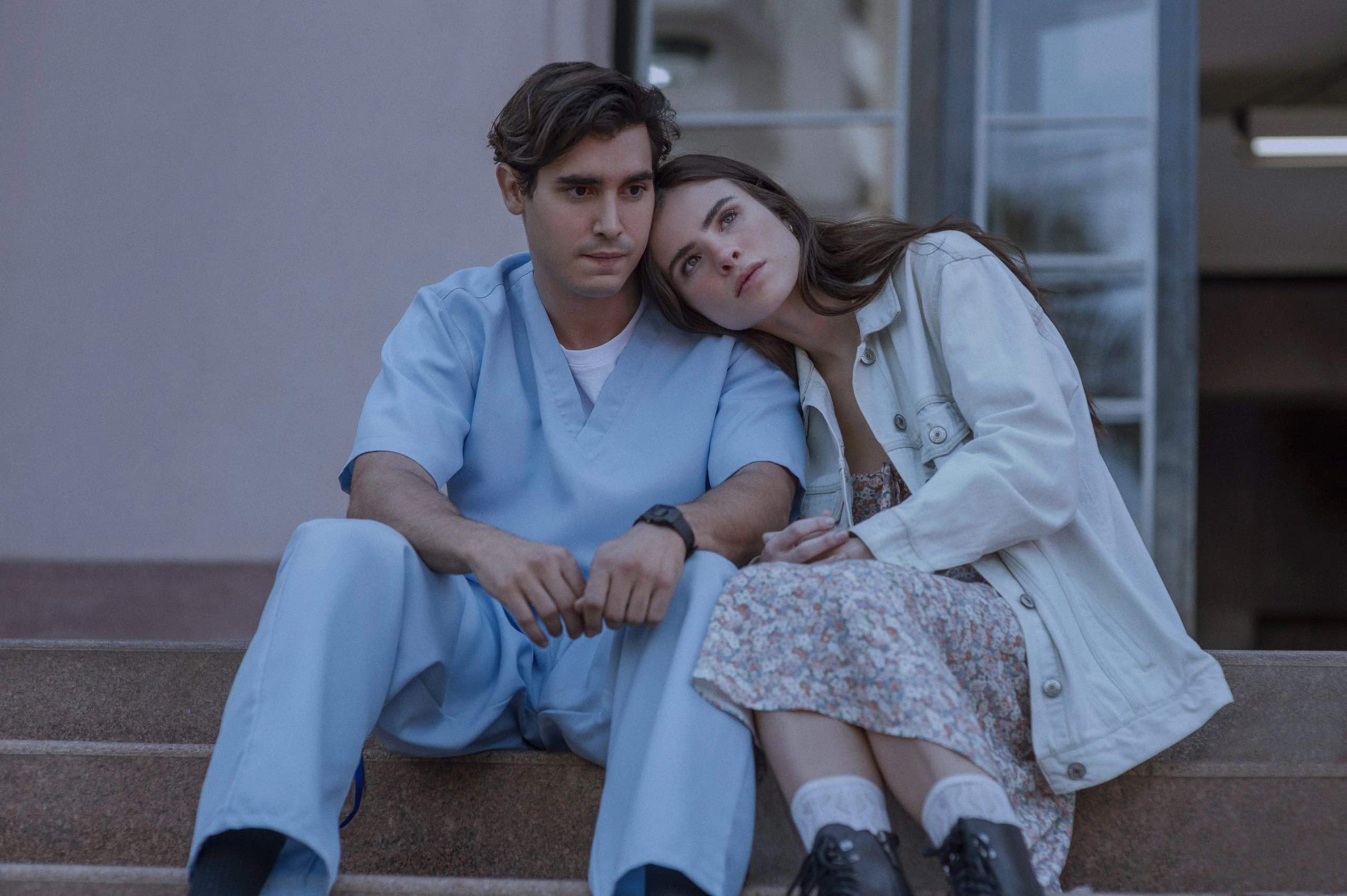 Oltre l’universo: trama e cast del nuovo film romantico di Netflix 1 Oltre l'universo 2