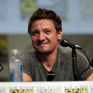 Jeremy Renner sta bene! L’attore ha condiviso un aggiornamento sul suo stato di salute durante la promozione del suo prossimo progetto
