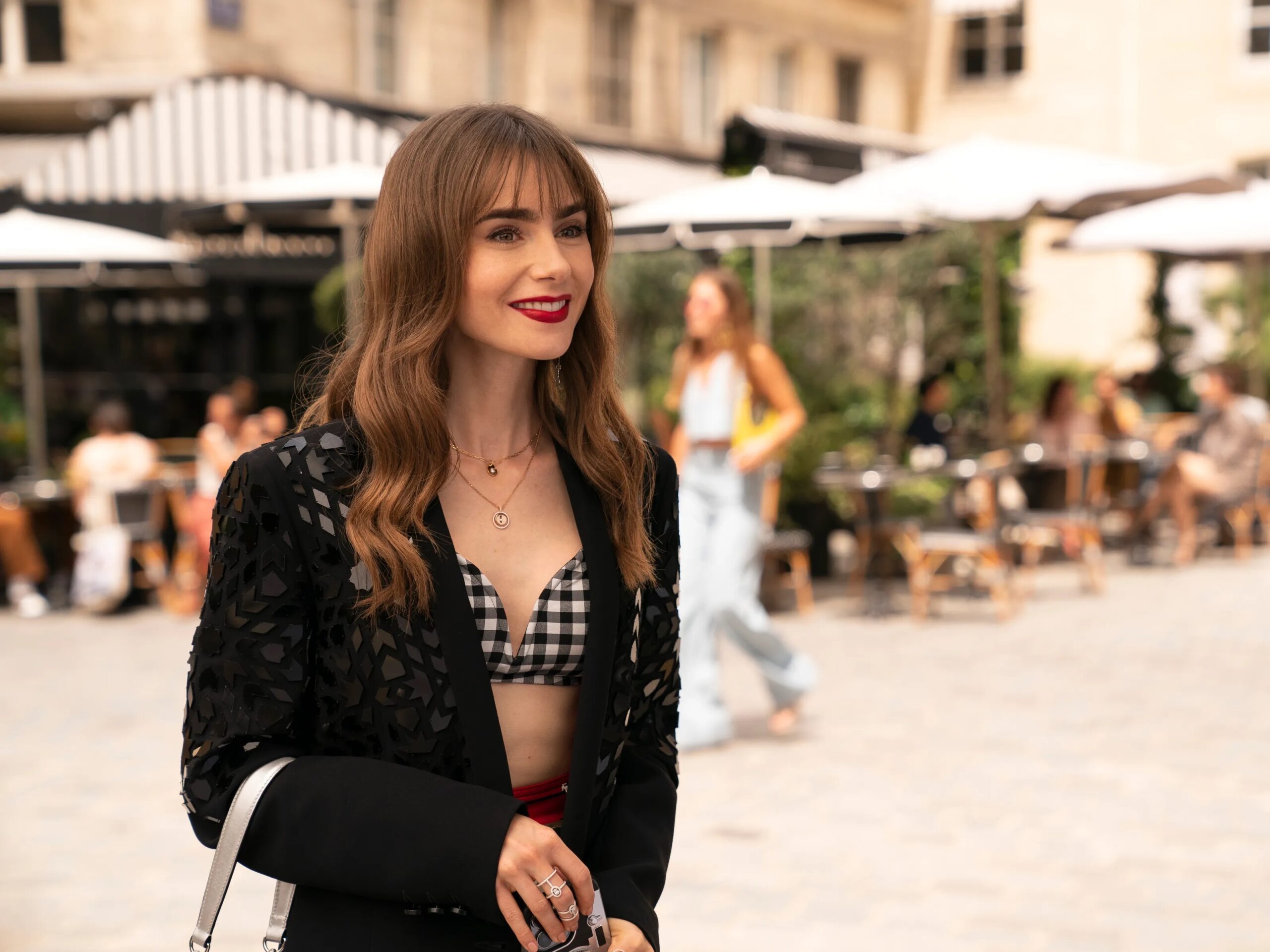 Emily in Paris: il video annuncio della quarta stagione, che sarà divisa in due parti 1 Emily in Paris 3 recensione 2