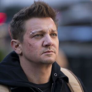 Jeremy Renner, un ex co-protagonista dell’attore fornisce un aggiornamento sul suo recupero dopo la visita a casa