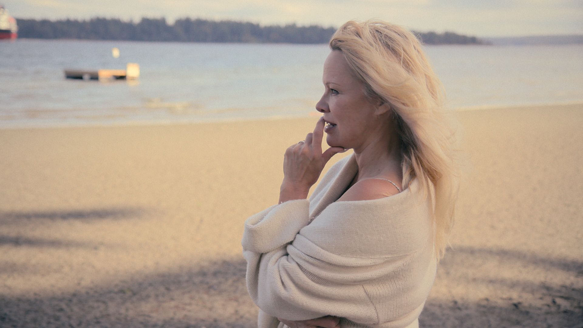 Pamela, A Love Story: Pamela Anderson si racconta in prima persona nel trailer del documentario Netflix 2 pamela a love story