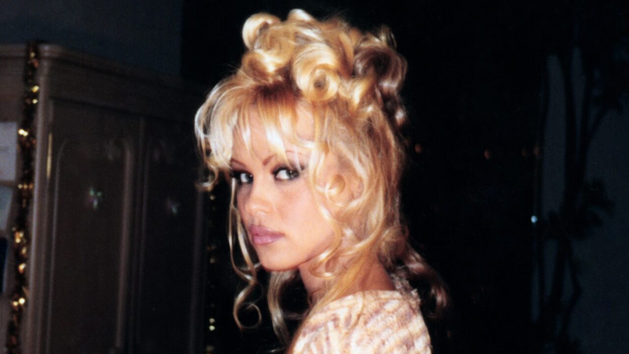 Pamela, A Love Story: Pamela Anderson si racconta in prima persona nel trailer del documentario Netflix 1 pamela a love story trailer