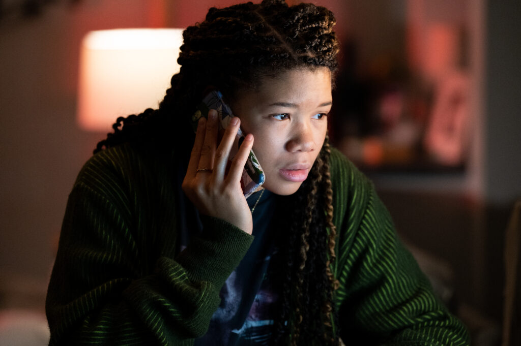 Missing: il poster italiano ufficiale del thriller con Storm Reid e Nia Long