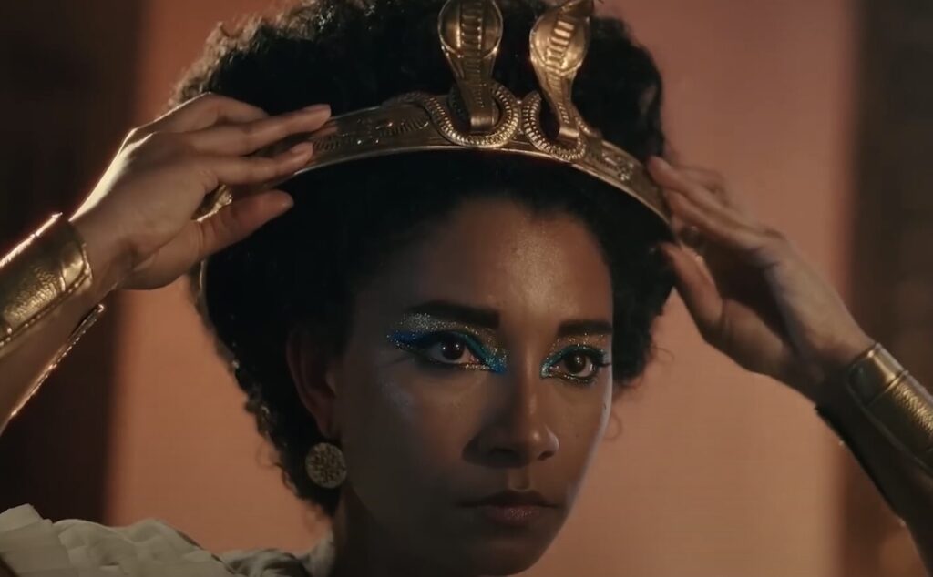 “Cleopatra non era nera”: Netflix accusata di blackwashing per la docu-serie sulla regina egizia, esplode la polemica
