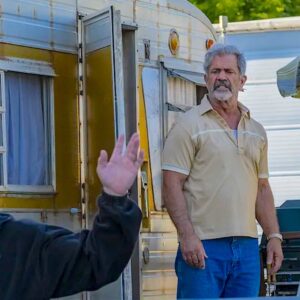 Mel Gibson torna alla regia con Flight Risk: il protagonista sarà Mark Wahlberg