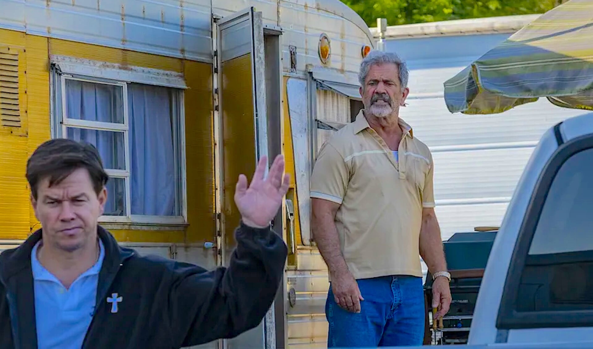 Mel Gibson torna alla regia con Flight Risk: il protagonista sarà Mark Wahlberg 1 mel gibson