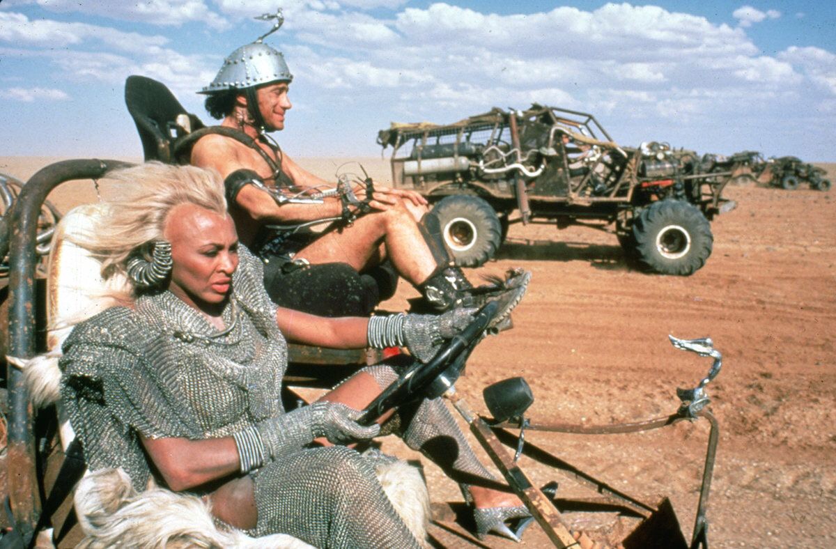 Tina Turner e il cinema: dal rifiuto a Steven Spielberg al ruolo della donna guerriera nel sequel di Mad Max 2 tina turner e il cinema