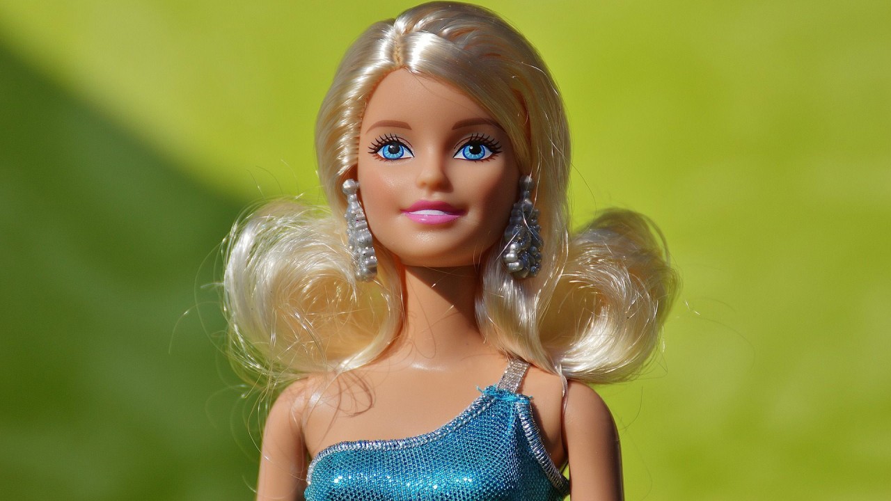 blue eyes barbie doll in green background hd barbie 1280x720 1