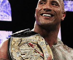 Dwayne Johnson sorprende i fan e torna al WWE Smackdown