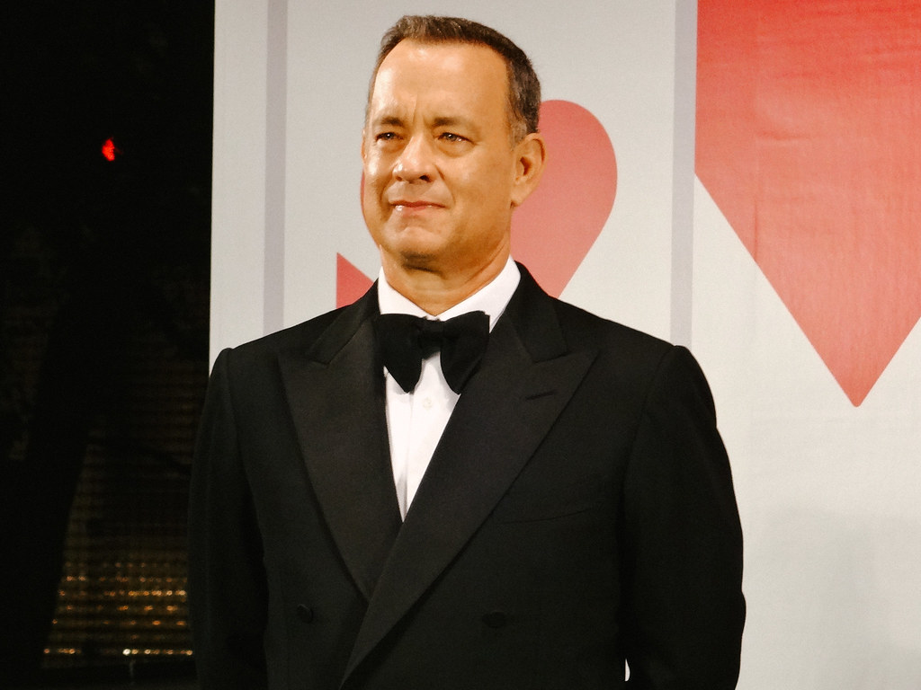 Intelligenza artificiale, Tom Hanks clonato a sua insaputa in uno spot: “Quello non sono io”