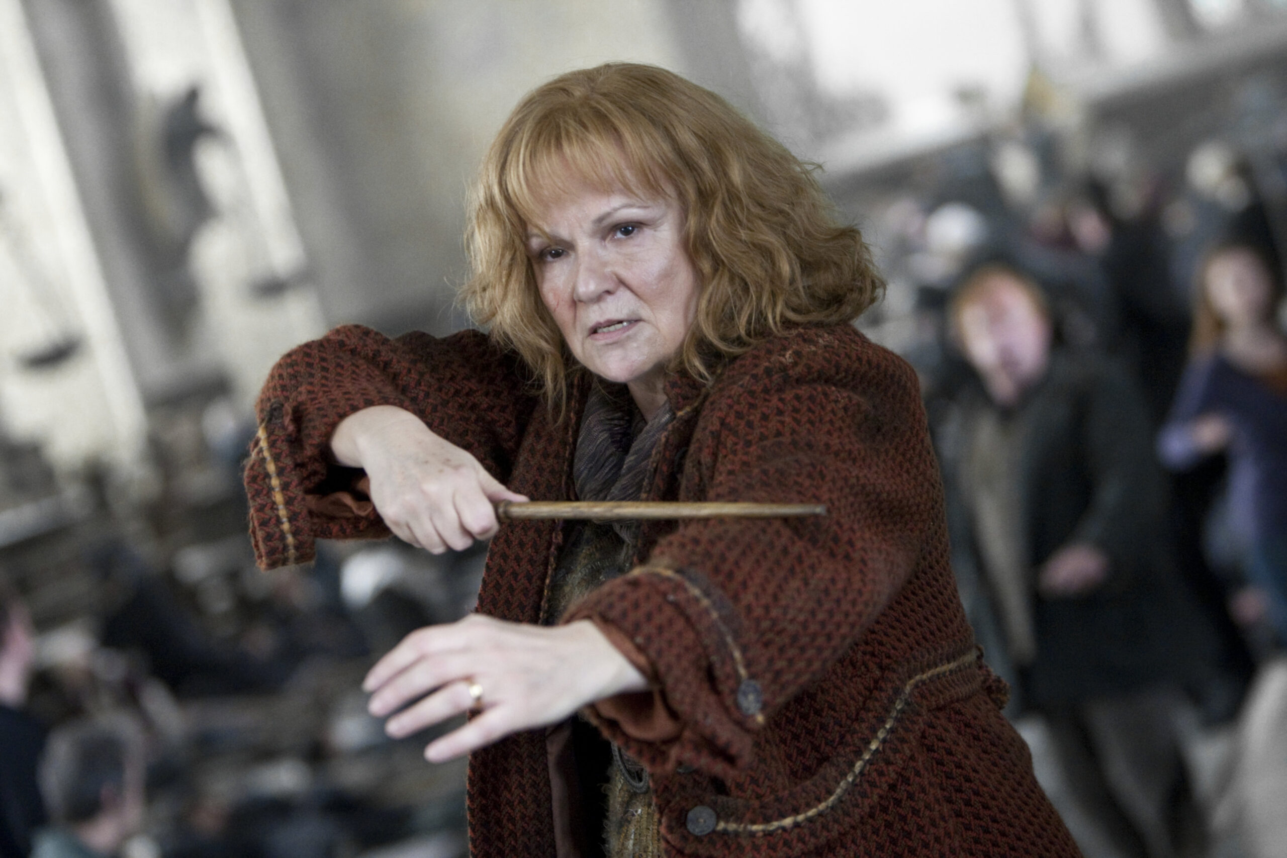 MollyWeasley WB F8 MollyWeasleyPointingWandFinalBattle Still 080615 Land 1 scaled