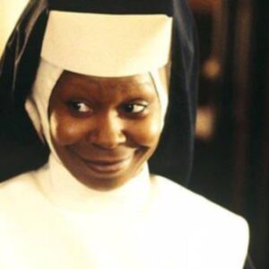 Whoopi Goldberg ha regalato del merch di Sister Act a… Papa Francesco! La sua reazione è esilarante