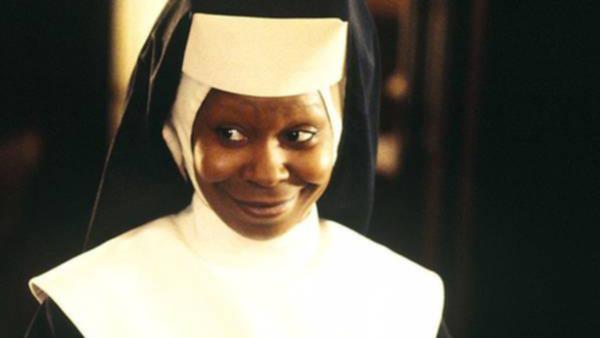 Whoopi Goldberg ha regalato del merch di Sister Act a… Papa Francesco! La sua reazione è esilarante