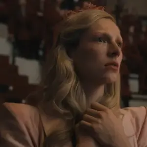 Fish: Hunter Schafer e Tim Roth protagonisti del film diretto da Carlo Hintermann