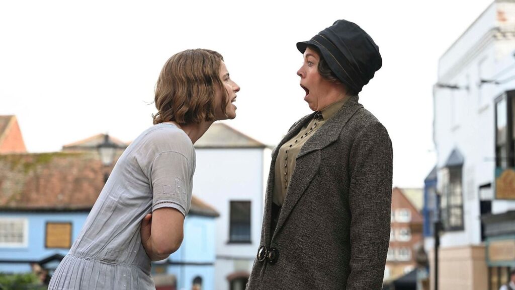 Cattiverie a domicilio: la recensione della commedia britannica con Olivia Colman e Jessie Buckley