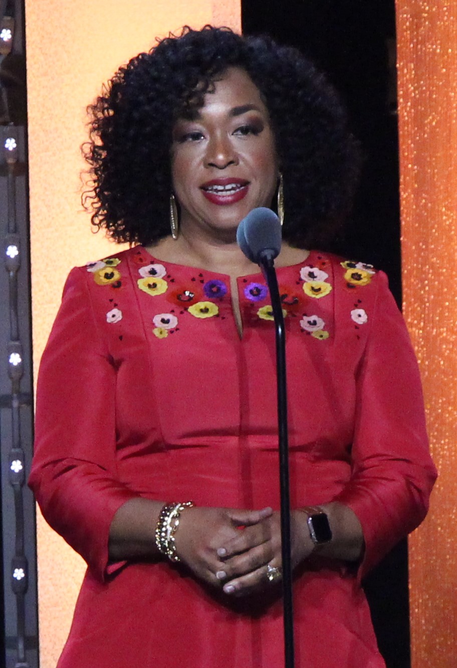 Barbie, Shonda Rhimes dice la sua: "Non c'era bisogno diventasse un manifesto femminista" 2 shonda rhimes