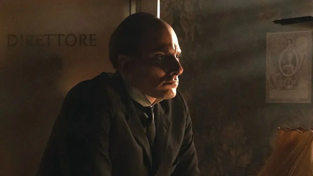 M – il figlio del secolo: recensione della serie tv Sky Original diretta da Joe Wright e con Luca Marinelli – Venezia 81
